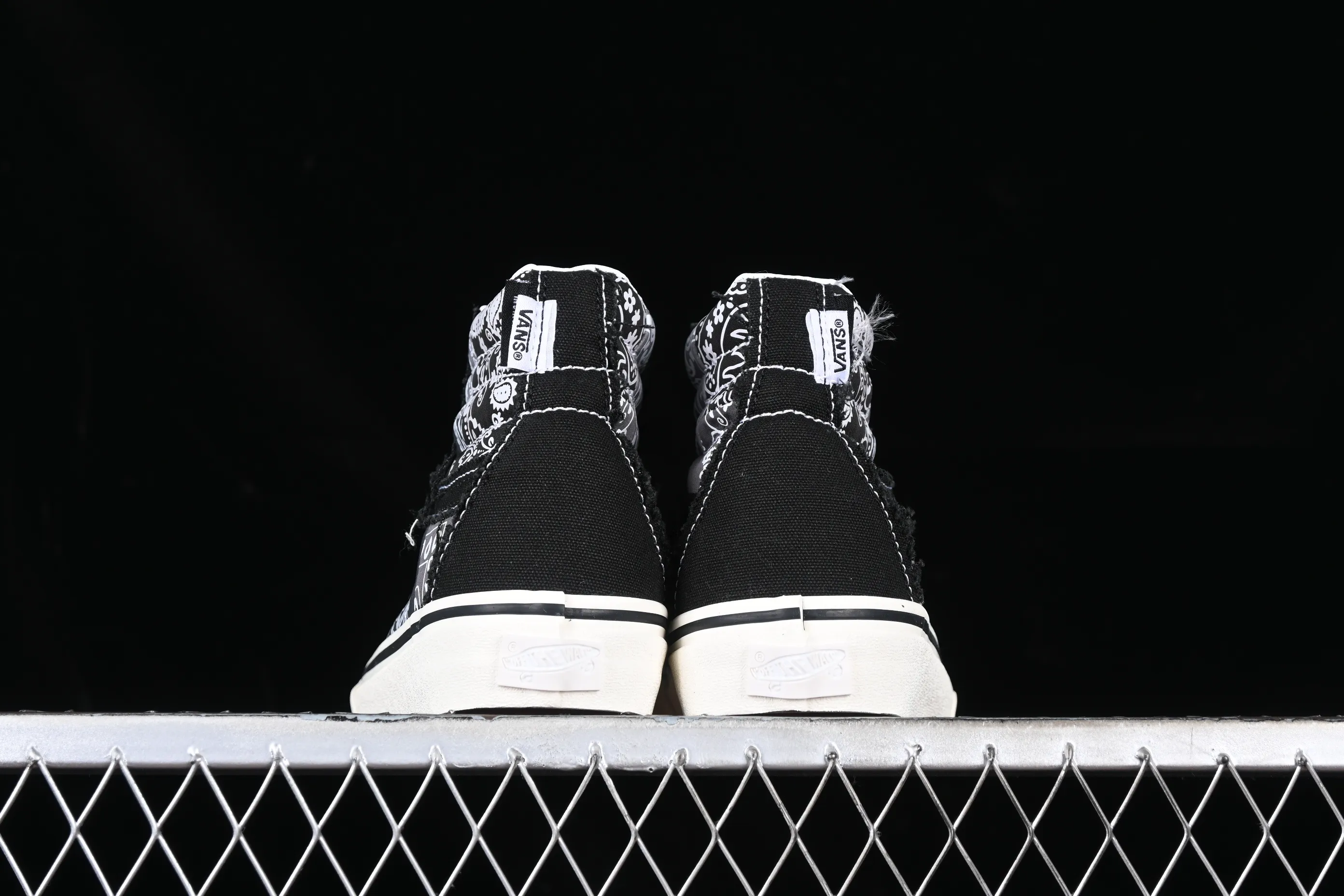 All categories Vans Vans series Vans Hi Vans high-top Vault by Vans x Invincible joint series high-top casual sneakers VN000CDDBP6